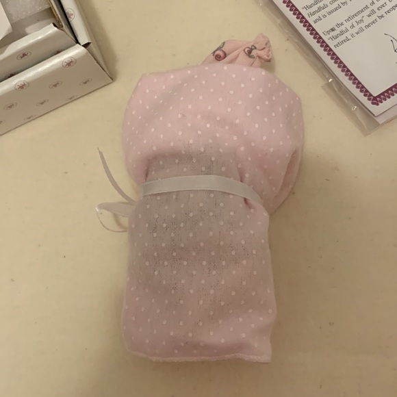 ASHTON DRAKE GALLERIES “ HEAVENLY HANDFULS “ SERIES:HAND FULL OF JOY 5” MINI - Picture 4 of 8